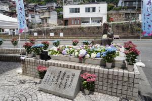 アジサイの花で彩られた芙美子像