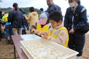 アマモの種まきを粘土に練りこんでいる子どもたち