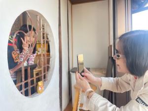 招き猫と写真を撮る様子
