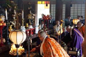 本堂で行われた厄払いの護摩修行の写真