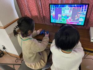 ぷよぷよで対戦中の子ども2人の写真