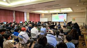 eスポーツの注意点を聞く参加者たちの写真