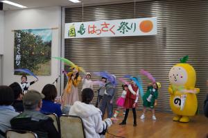 はっさくんと踊る子どもたちの写真