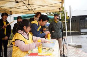 レモンタワー世界選手権でレモンを積み上げる親子の写真