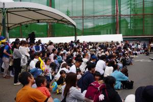 ステージ前に集まっている観客の写真