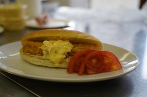 太刀魚バーガーとトマトの写真