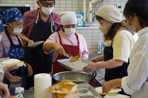 タチウオをフライにしている写真