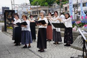 フルートの演奏と歌唱する様子の写真