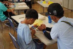 ボートを作っている写真