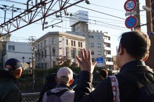 線路の北側から駅前の建物を見る参加者の写真