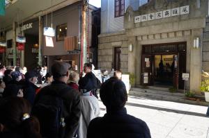 尾道商業会議所記念館の外観を見ている参加者の写真