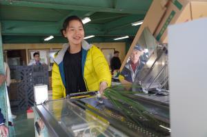 出荷作業を体験する子どもの写真