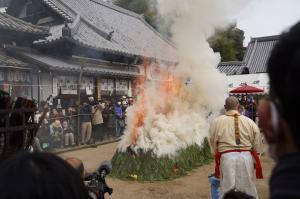 燃える護摩壇から白い煙があがっている写真