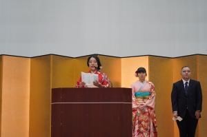 壇上で誓いの言葉を読み上げている写真