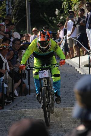 走る自転車