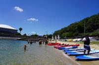 海辺に並んだSupとカヤック