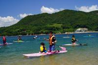 サップを漕いでいる参加者たちの写真