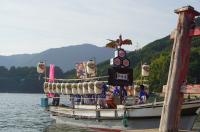 飾り立てられた船の写真