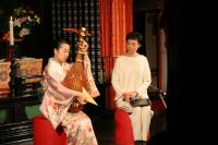 琵琶を演奏している画像