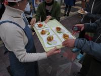 ピンチョスを配っている画像